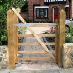 5 bar turned heel gate with posts