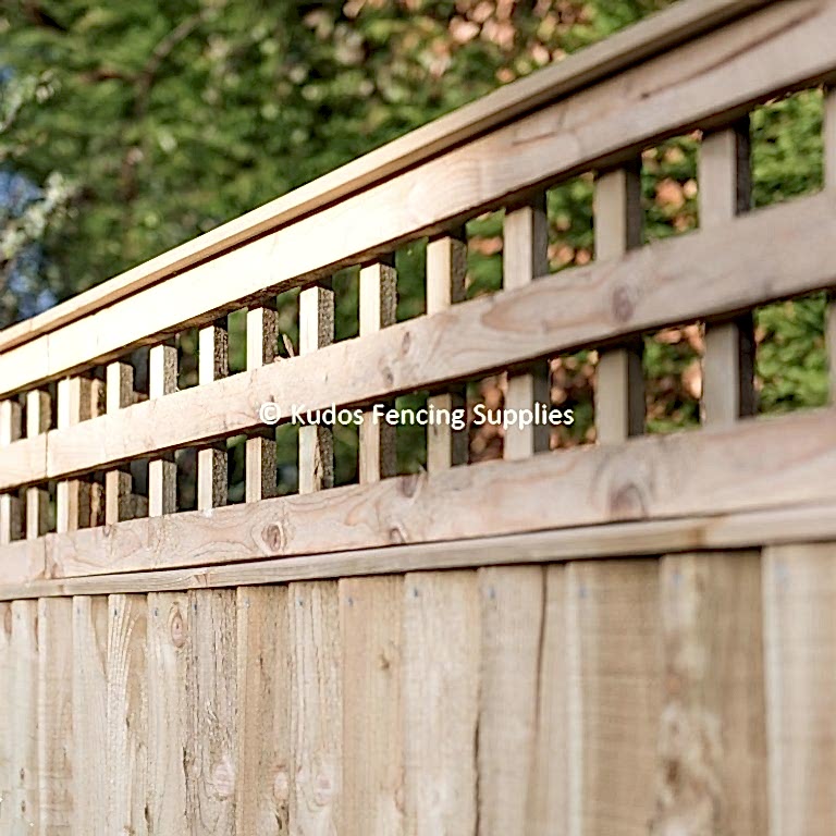 Closeboard fence with trellis