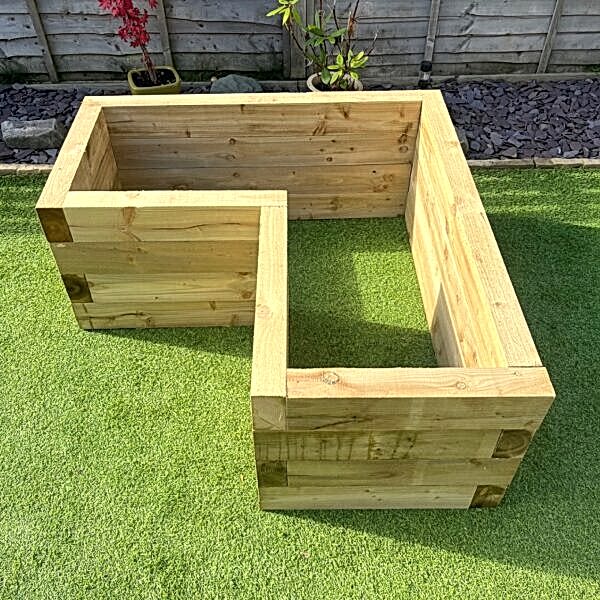 mini sleeper corner raised bed