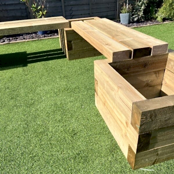 Raised bed with corner seat